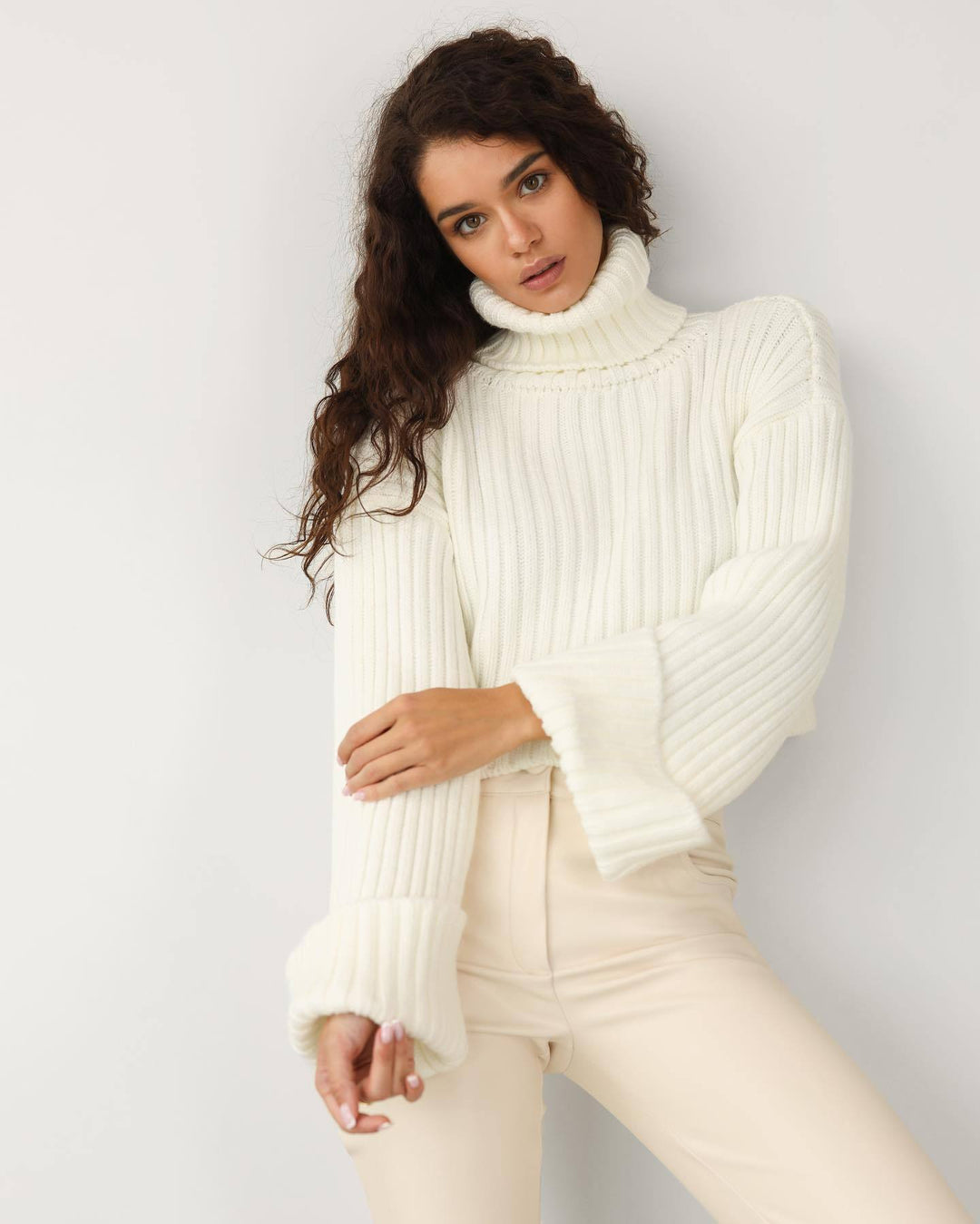 Damen Chunky Strickpullover mit hohem Kragen und Rippstruktur EB