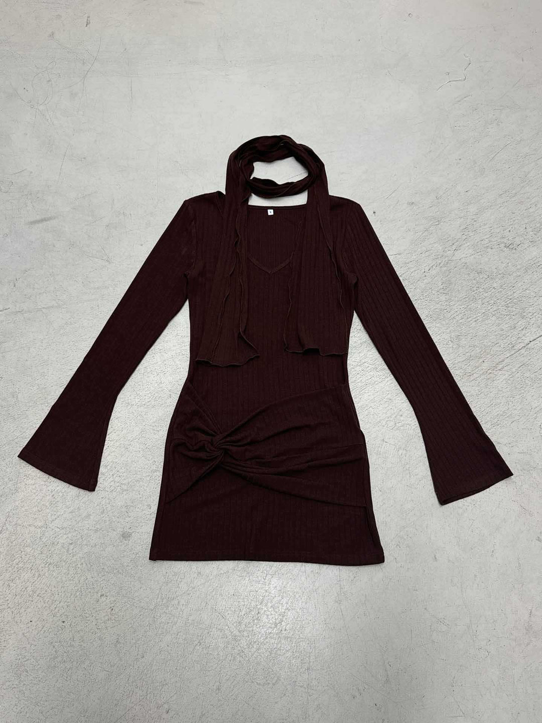 Damen nan figurbetontes Rippenstrick-Minikleid mit Knotendetail, integrierter Schlaufe und Halstuch EB