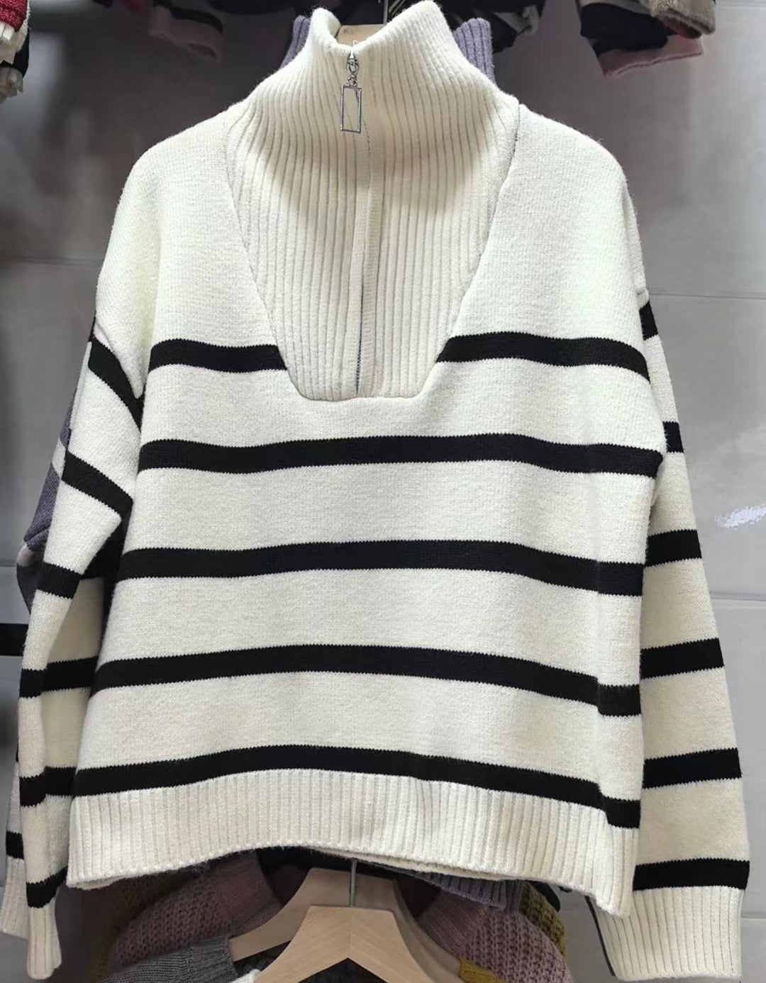Damen modischer Überwurfpullover mit hohen Kragen und tiefem V-Ausschnitt EB