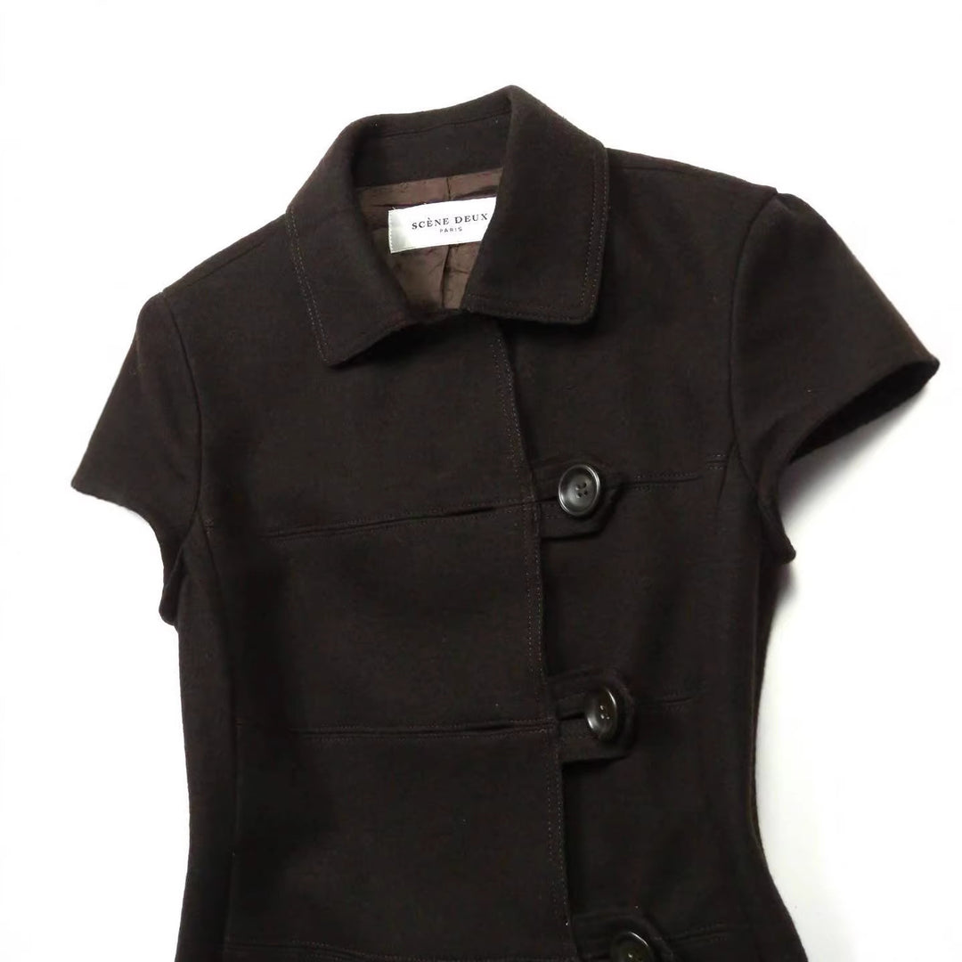 Damen Figurumspielende Kurzarmjacke mit Knopfdetails EB