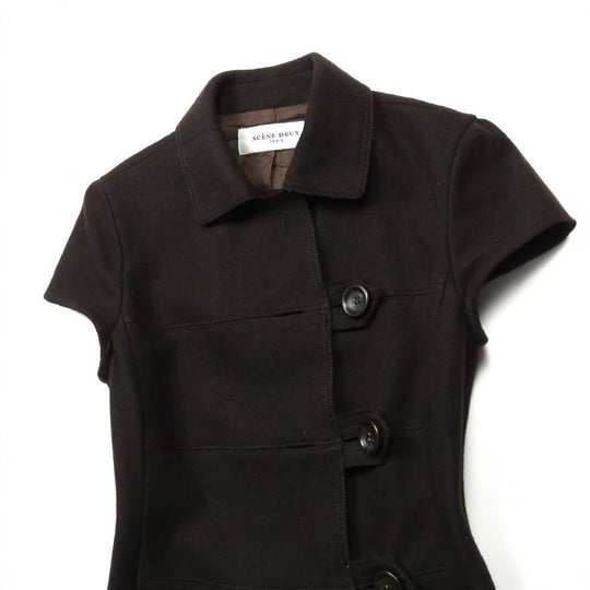 Damen Figurumspielende Kurzarmjacke mit Knopfdetails EB