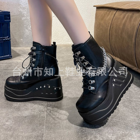 Damen nan Gothic Plateau-Stiefelette mit Schnürung, Ösenriemen und Anhänger-Details EB