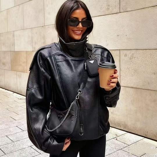 Damen nan oversize Kunstlederblouson mit hohem Stehkragen, asymmetrischer Druckknopfleiste, Schulterklappen und elastischem Saum EB