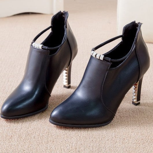 Damen Ankle-Boots mit spitzer Zehenform, funkelndem Strassriemen und skulptiertem Metallabsatz EB