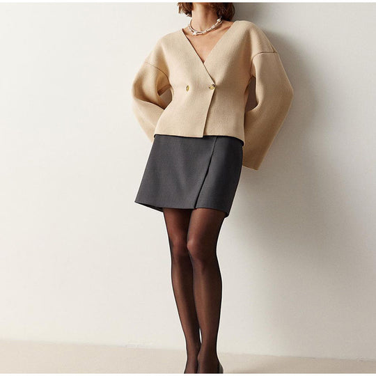 Damen modische Strickjacke mit tiefem V-Ausschnitt und eleganten Knopfdetails EB
