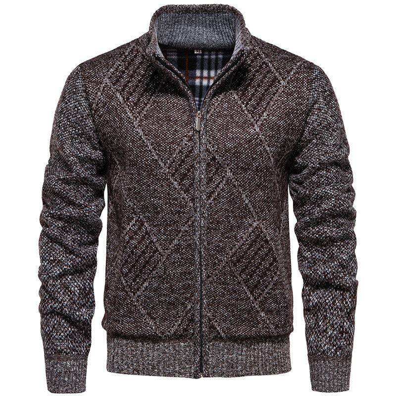Herren Strickjacke mit modernem Zopfmuster und hohem Kragen EB
