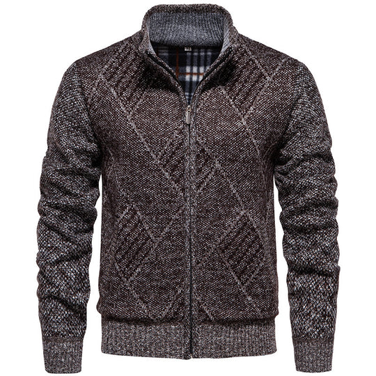 Herren Strickjacke mit modernem Zopfmuster und hohem Kragen EB
