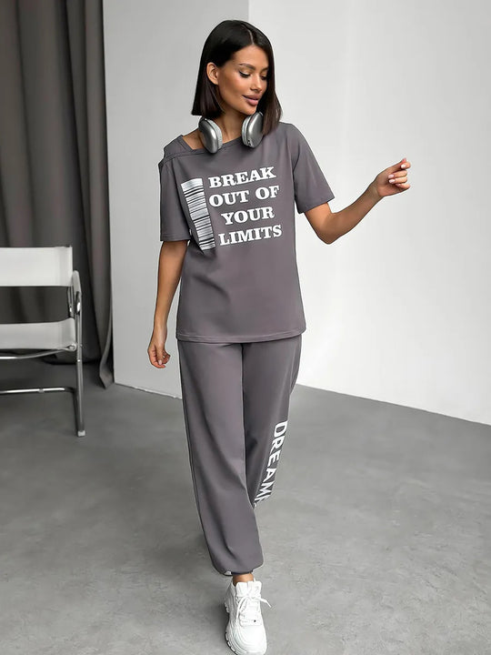 Damen lässiges Lounge-Set mit Cut-Out Schulter und Statement-Print Eichborn Berlin