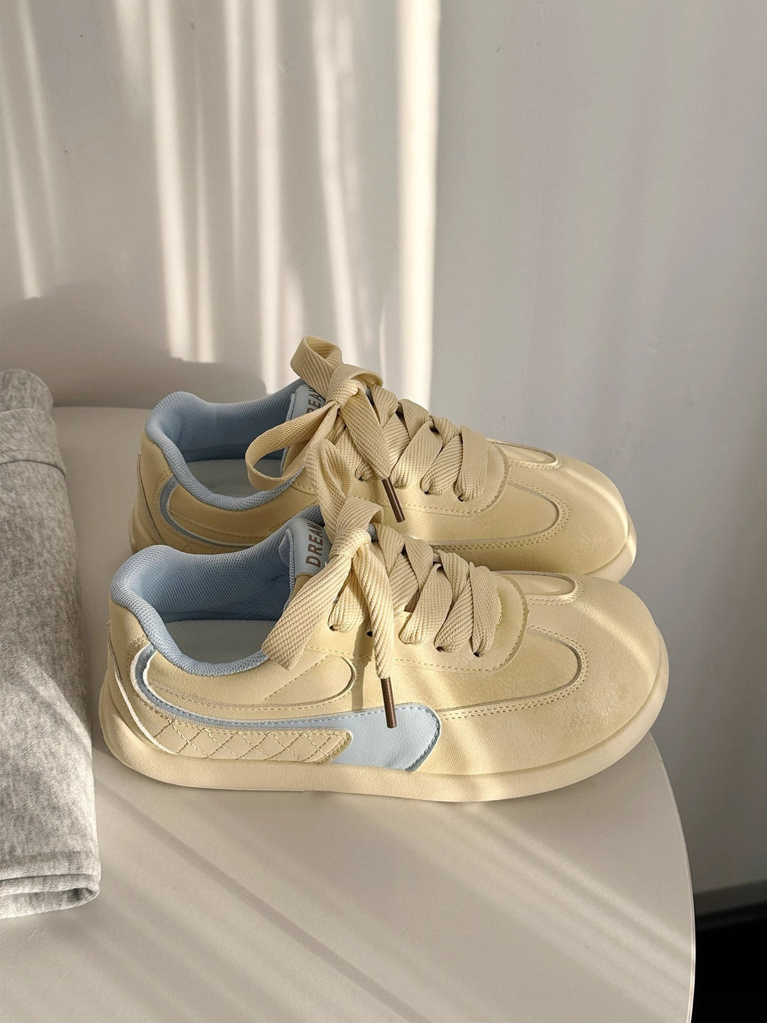 Damen Sportliche Sneaker mit atmungsaktiver Innensohle und modischer Oberflächenstruktur EB