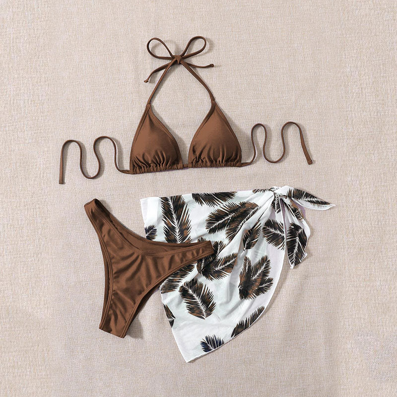 Damen Triangel-Bikini mit einem trendigen Blätter-Muster und einem lässigen Wickelrock EB