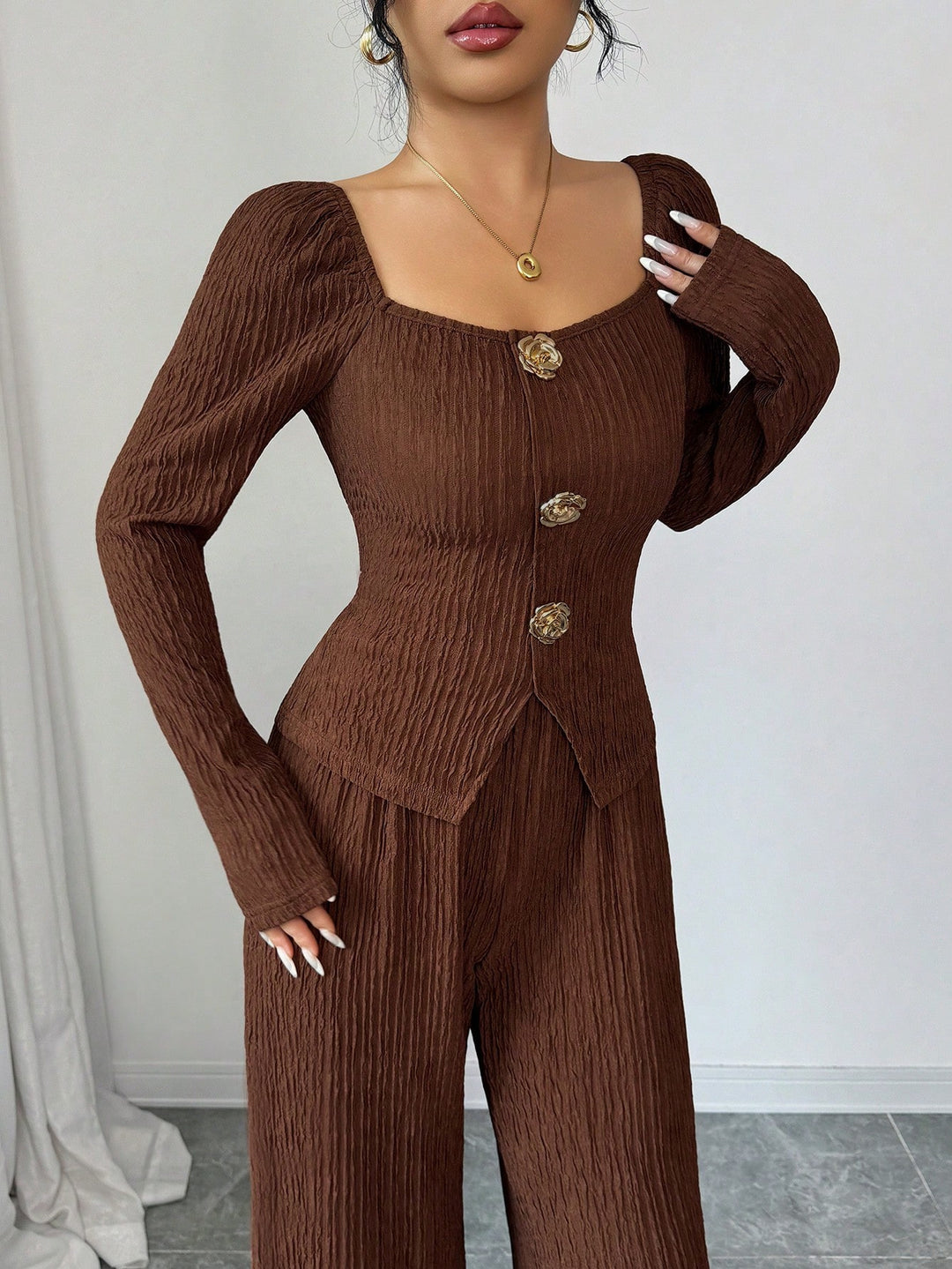 Damen nan tailliertes Blusen- und Hosen-Set aus Crinkle-Plissee mit Puffärmeln und Zierknöpfen EB