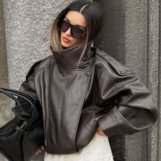 Damen nan oversized Bikerjacke Kunstlederoptik mit hohem Stehkragen, asymmetrischer Druckknopffront, Schulterriegeln und elastischem Saum EB