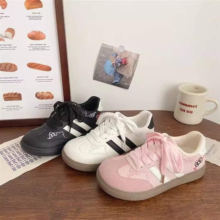 Damen Sneakers im verspielten Design mit Hello Kitty-Applikationen EB