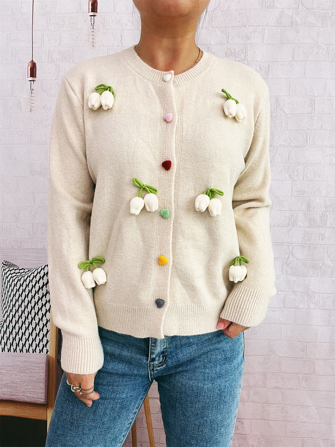 Damen Strickjacke mit fröhlichen Blumenapplikationen EB