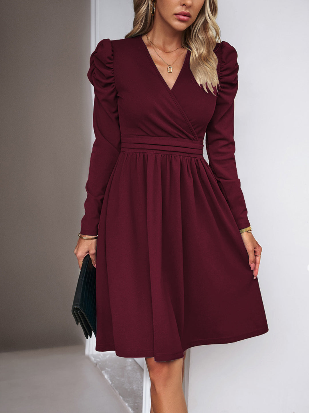 Damen Wickelkleid mit V-Ausschnitt, gerafften Puffärmeln und tailliertem Faltenrock EB