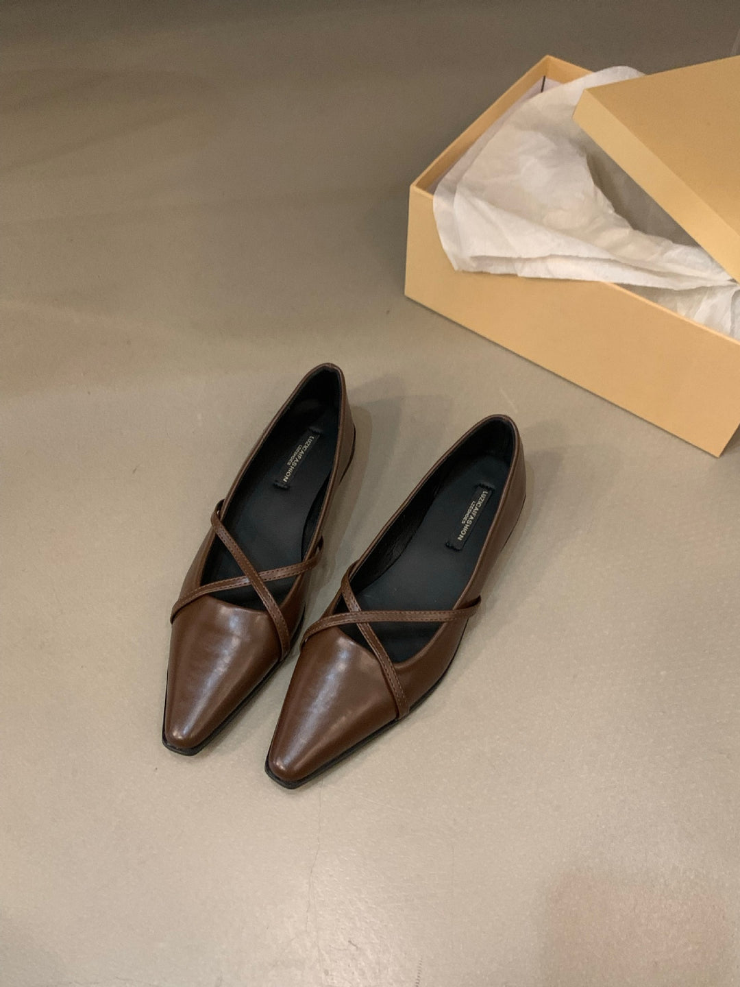 Damen elegante Ballerinas mit gekreuztem Riemchen EB