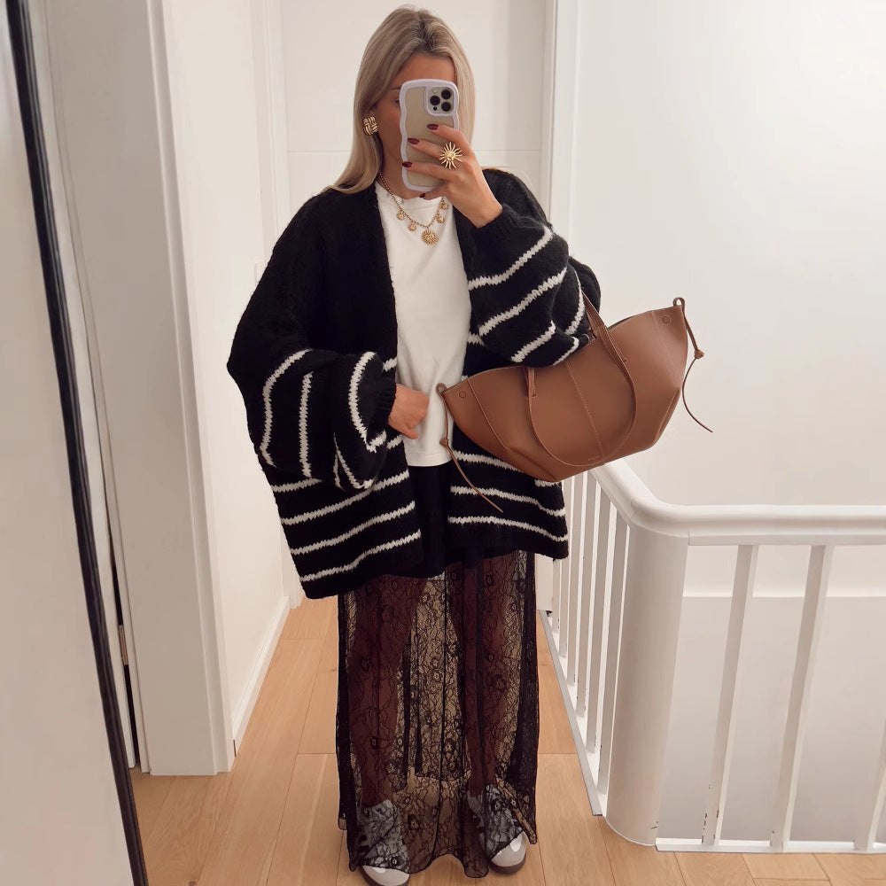 Damen Strickjacke mit voluminösen Ärmeln und modischen Streifen EB