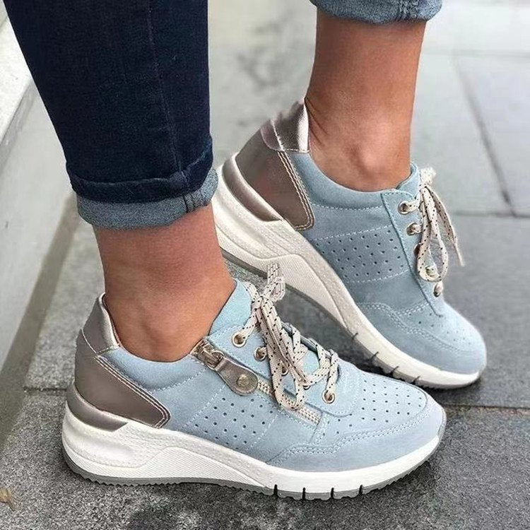 Damen Chunky-Plateau-Sneaker mit perforiertem Velours, gepolstertem Komfortfußbett und Metallic-Fersenaufbau EB
