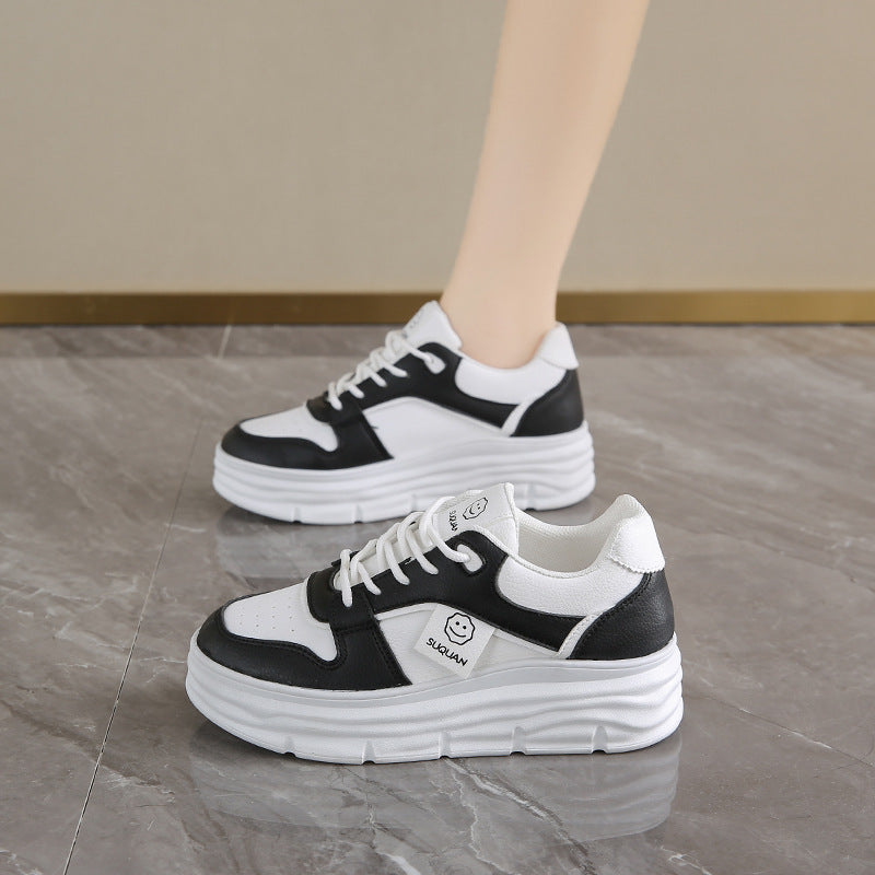 Damen Plattform Sneakers mit auffälligem Design und gepolsterter Sohle EB