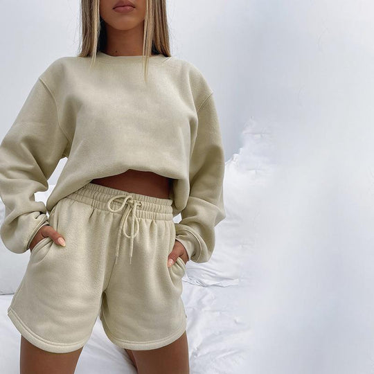 Damen Sportlicher Layering-Look mit Oversized-Sweatshirt und Shorts EB