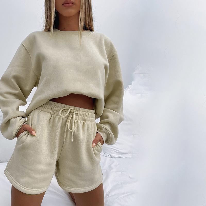 Damen Sportlicher Layering-Look mit Oversized-Sweatshirt und Shorts EB