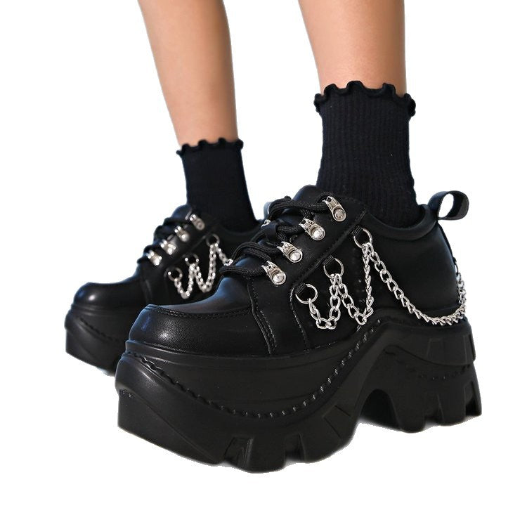 Damen Chunky Sneaker mit glanzvollen Kettenakzenten EB