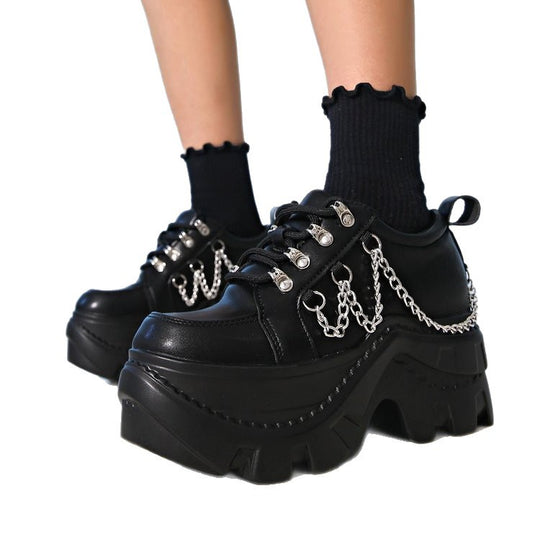 Damen Chunky Sneaker mit glanzvollen Kettenakzenten EB