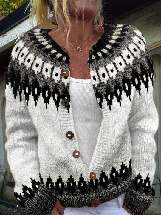 Damen nan gemusterte Strickjacke mit Rundpasse, Holzknöpfen und Eingrifftaschen EB