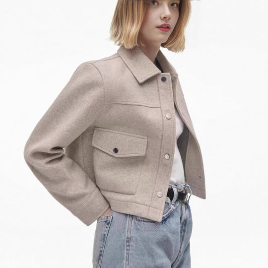 Damen kurze Wolljacke im klassischen Stil mit aufgesetzten Taschen EB