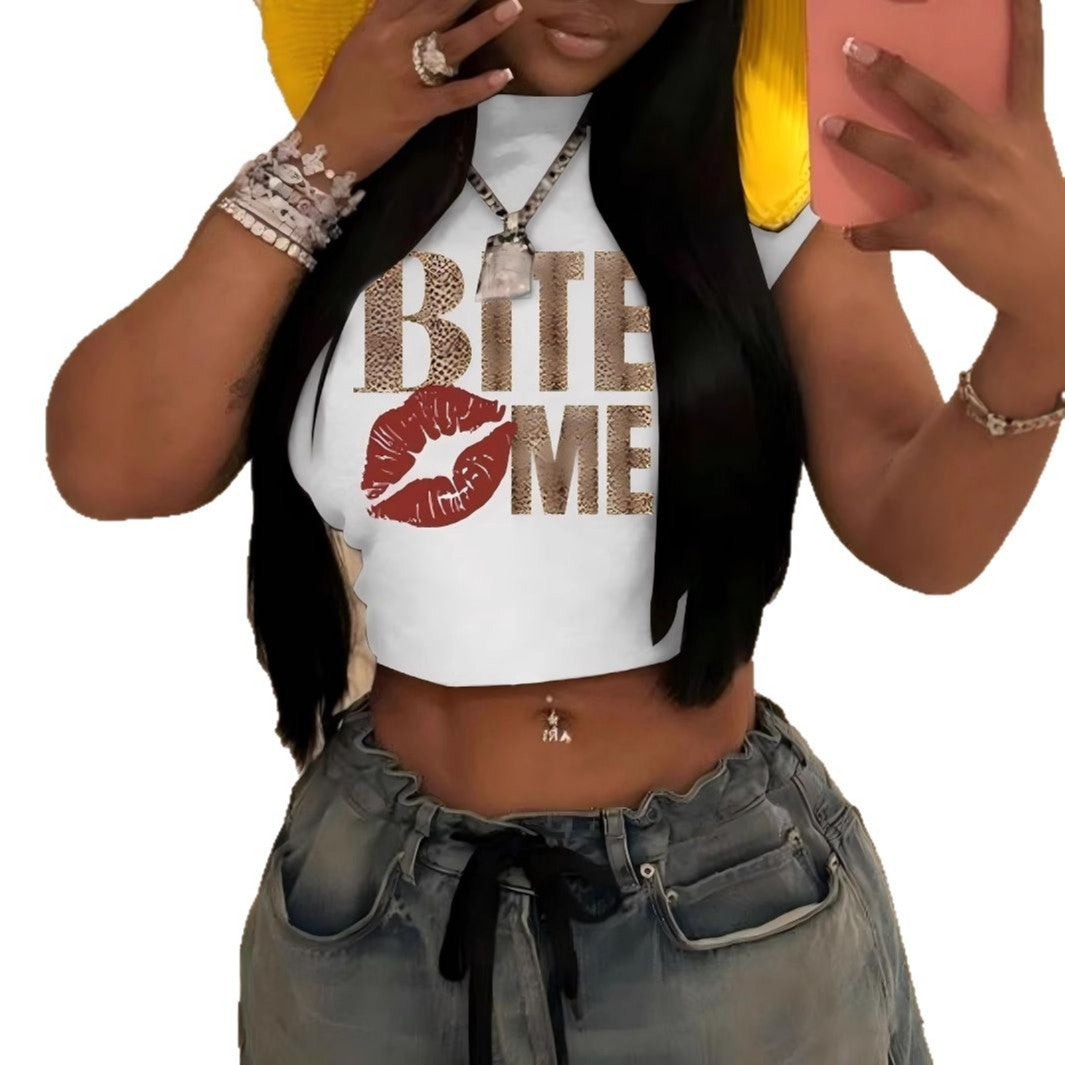 Damen Crop-Top mit glitzerndem Lippenmotiv und künstlerischem Schriftzug EB