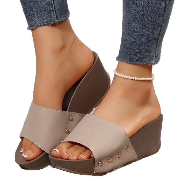 Damen Keil-Pantoletten mit breitem Riemen, Nietenakzent und ergonomischer Keilsohle EB