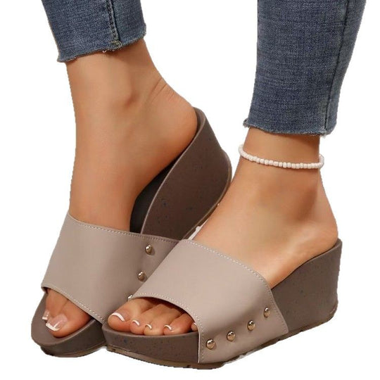Damen Keil-Pantoletten mit breitem Riemen, Nietenakzent und ergonomischer Keilsohle EB