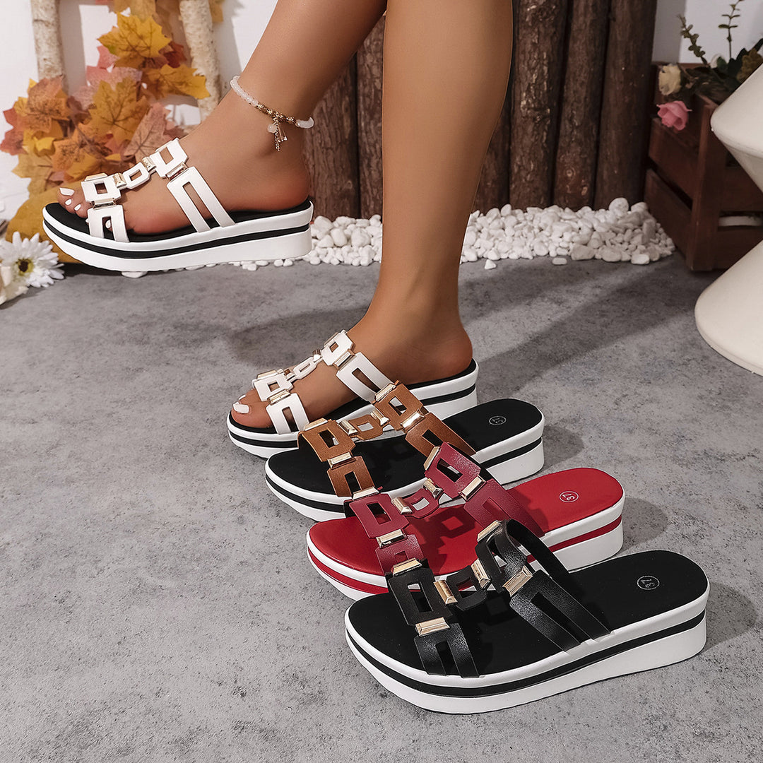 Damen Trendige Plateausandalen mit modischen Metallakzenten EB