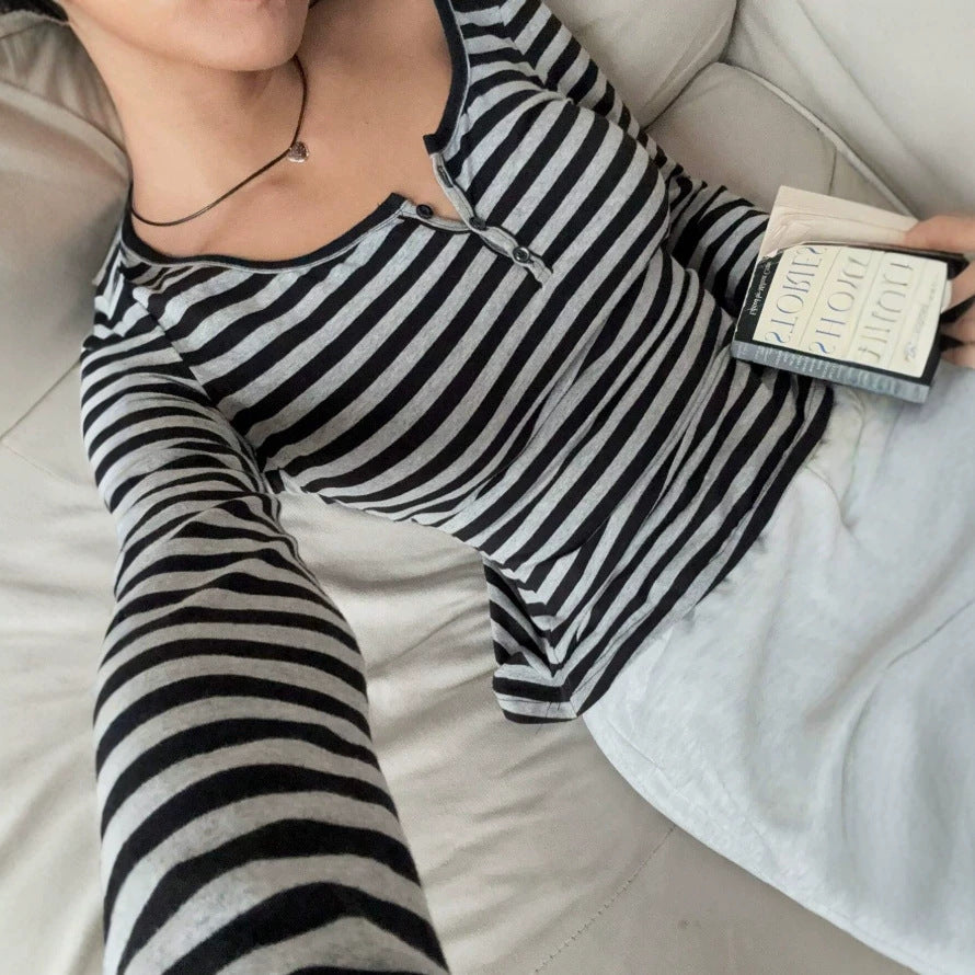 Damen nan tailliertes gestreiftes Langarmshirt mit tiefem Rundhalsausschnitt und dekorativer Knopfleiste EB