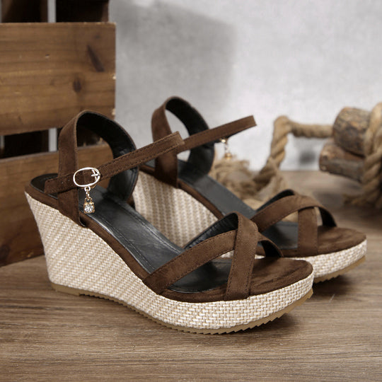 Damen Wedge-Sandalen mit verstellbarem Riemen und dekorativem Anhänger EB