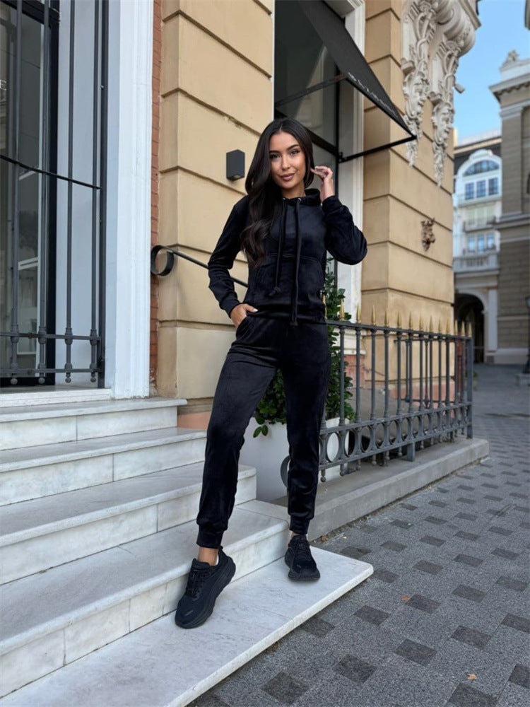 Damen weiches Velours-Lounge-Set mit Kapuzenpullover und tapered Jogginghose Eichborn Berlin