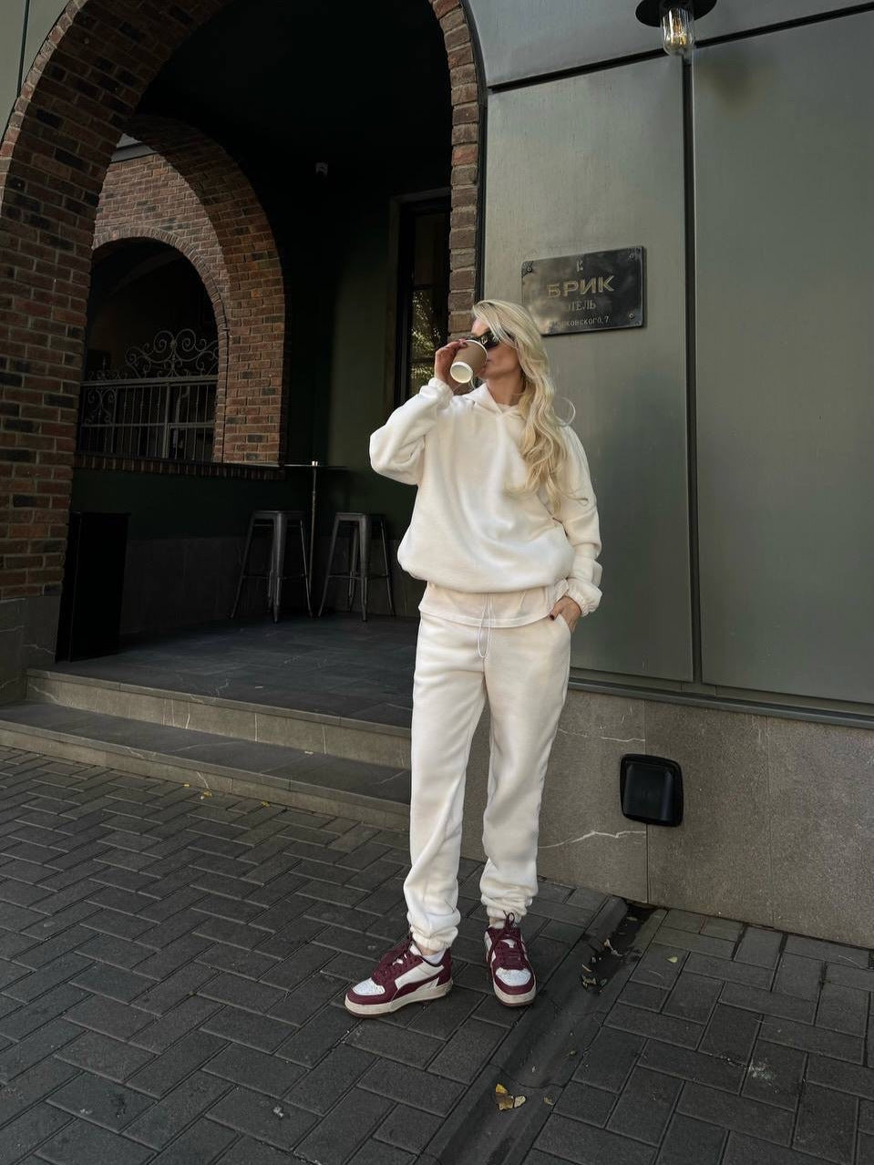 Damen kuscheliges Sweat-Set mit extralangem Kapuzenpullover, verdeckter Kängurutasche und schmal zulaufender Bündchenhose Eichborn Berlin