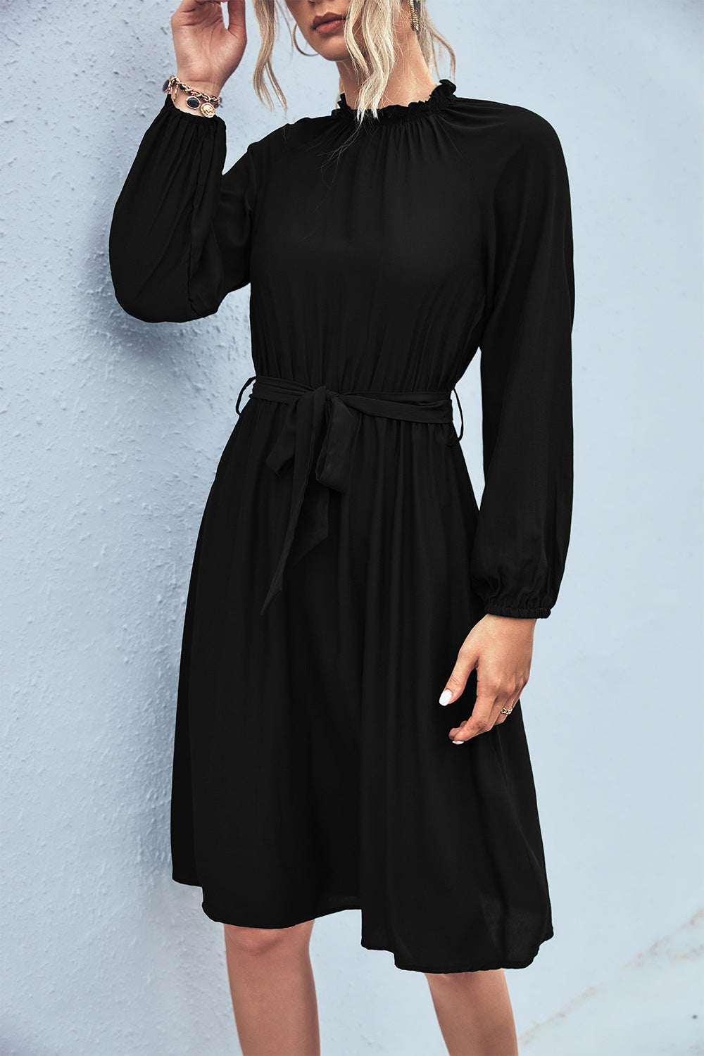Damen Midi-Kleid mit elastischem Taillengürtel und femininen Puffärmeln EB