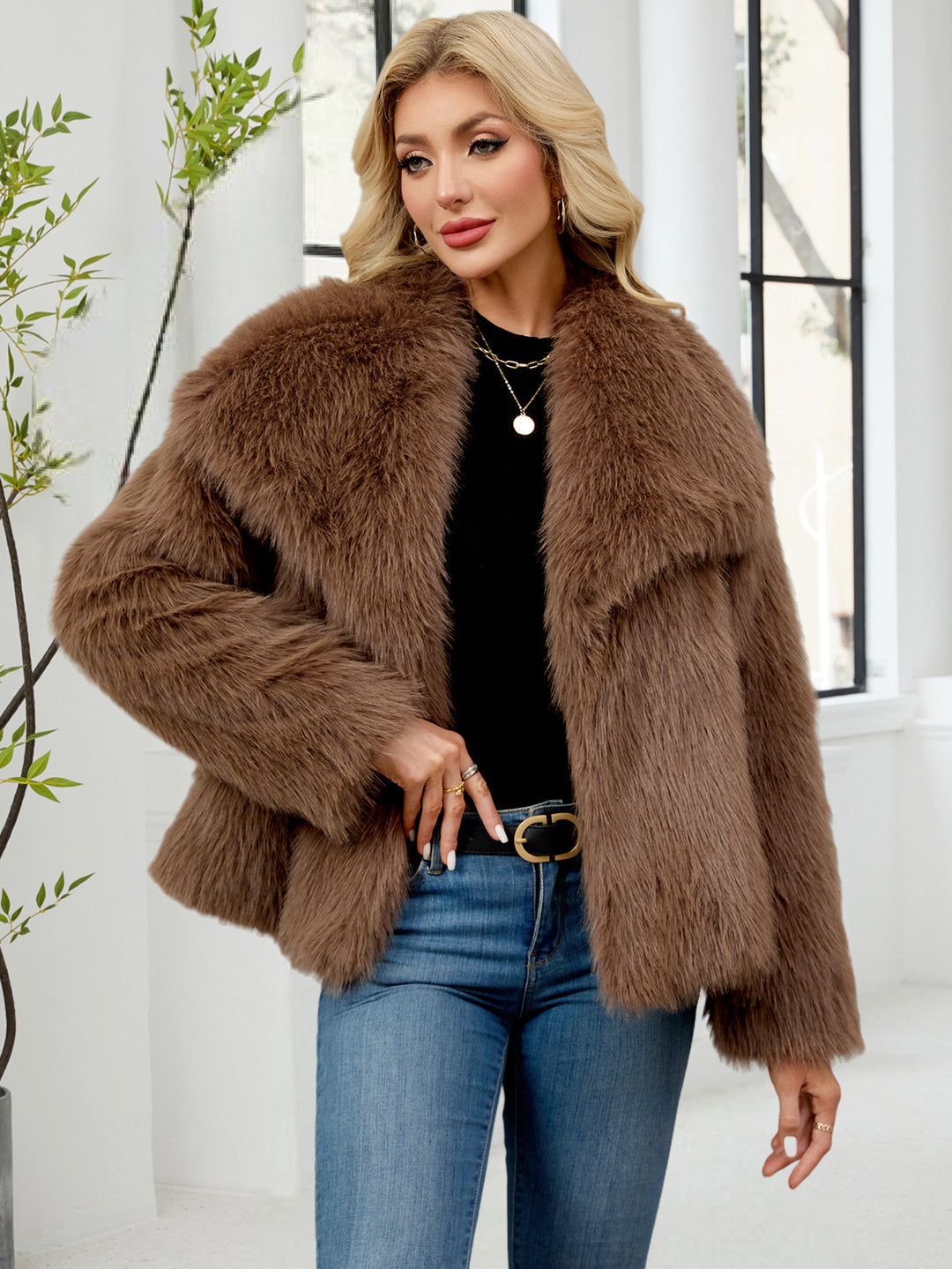 Damen Flauschige Kunstpelzjacke mit oversized Schnitt und voluminösen Ärmeln EB