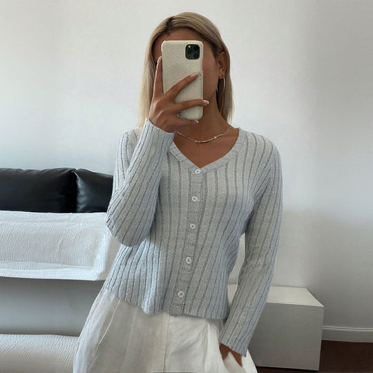 Damen gerippter taillierter V‑Ausschnitt Knopfcardigan Feinstrick Eichborn Berlin