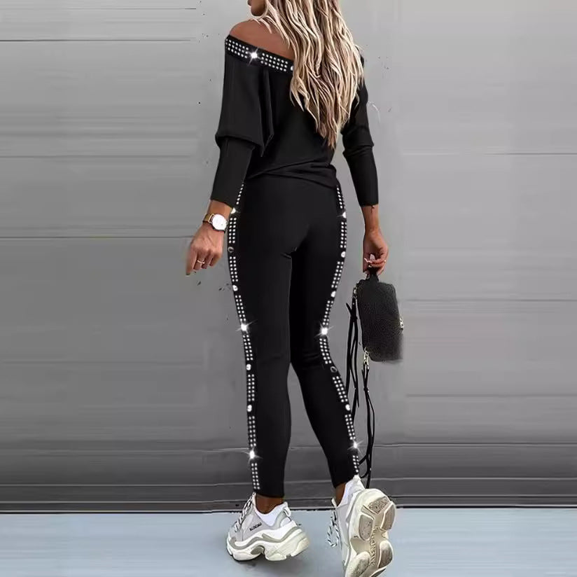 Damen Trendiges Freizeit-Outfit mit Off-Shoulder Oberteil und dekorativen Steinchen EB