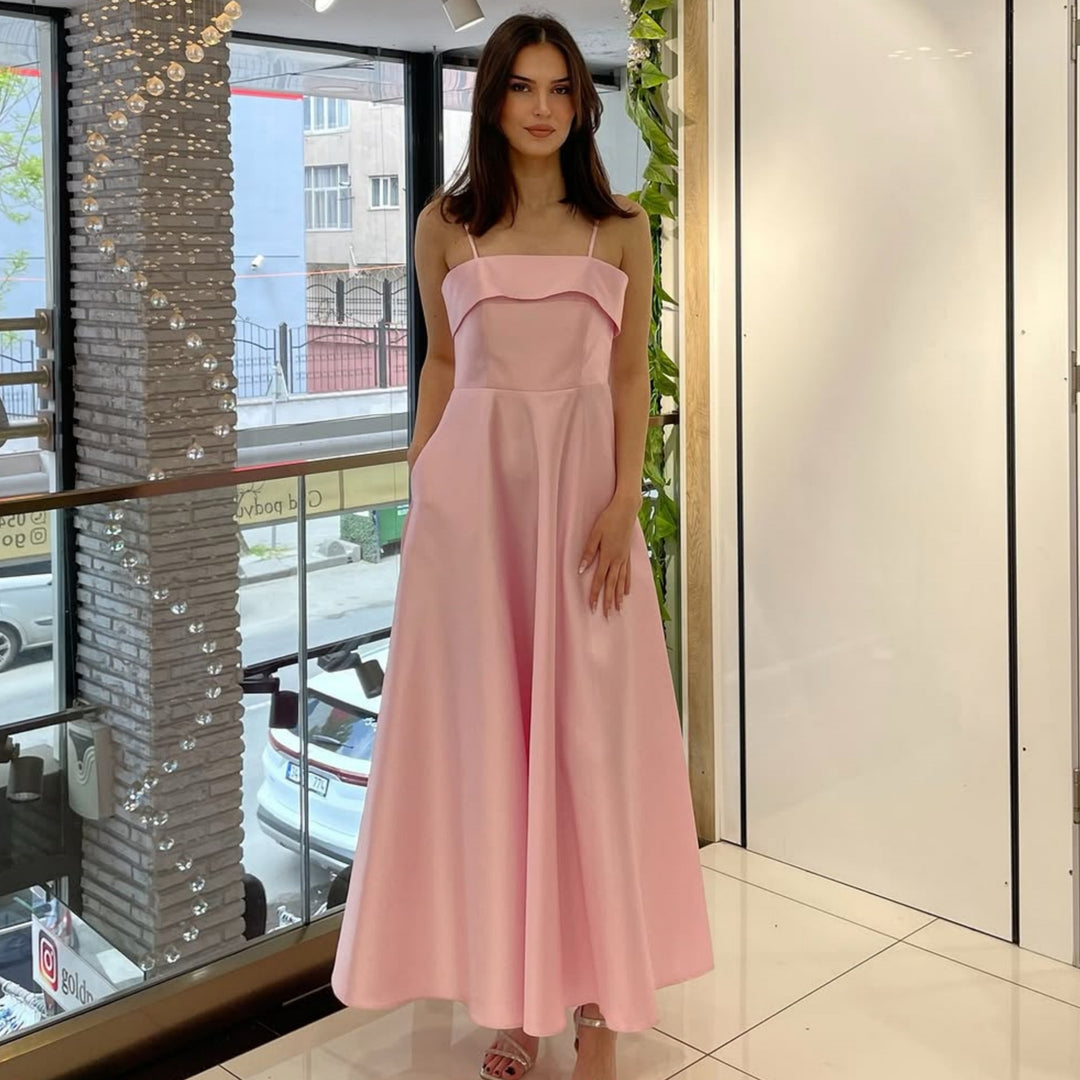Damen Abendkleid mit feinen Spaghettiträgern und fließendem Rock EB