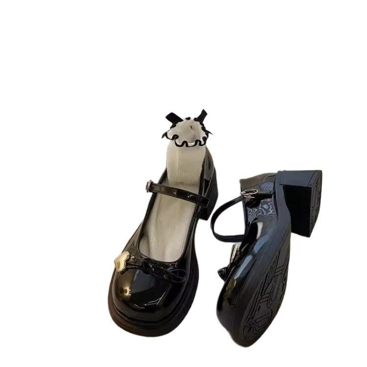 Damen Süße Mary Jane Schuhe mit herzförmigem Detail und dekorativem Rüschensocke EB