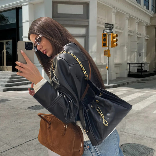 Damen Edle Kunstlederjacke mit modernem Stehkragen und kontrastierenden Nähten EB