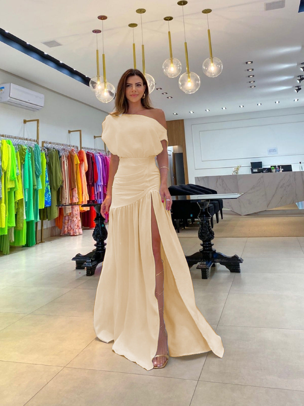 Damen Elegantes Abendkleid mit schulterfreiem Design und hohem Schlitz EB