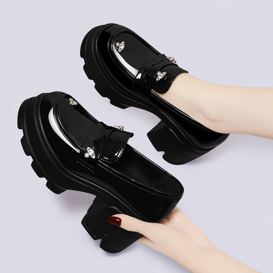 Damen Glamouröse Plattform-Mokassins mit glanzvollem Obermaterial und Schmuckdetails EB