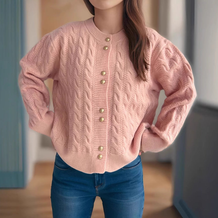 Damen Strickjacke mit eleganter Zopfmusterstruktur und dekorativen Knöpfen EB