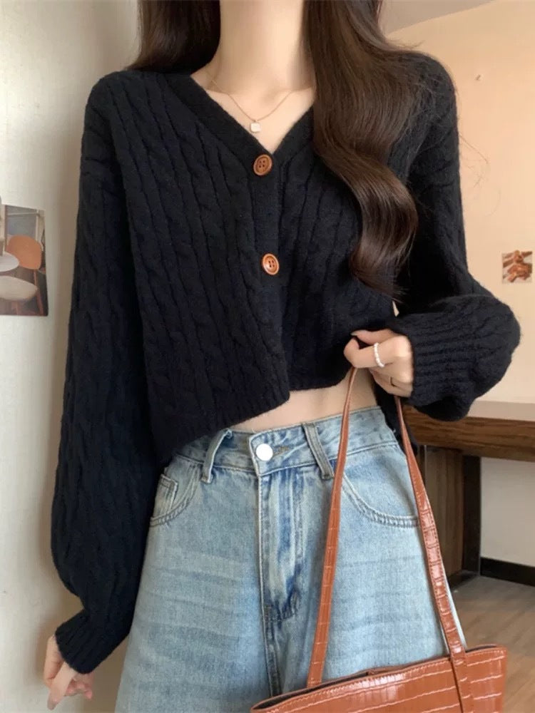 Damen Modischer kurz geschnittener Strick-Cardigan mit Zopfmuster und Knopfdetail EB