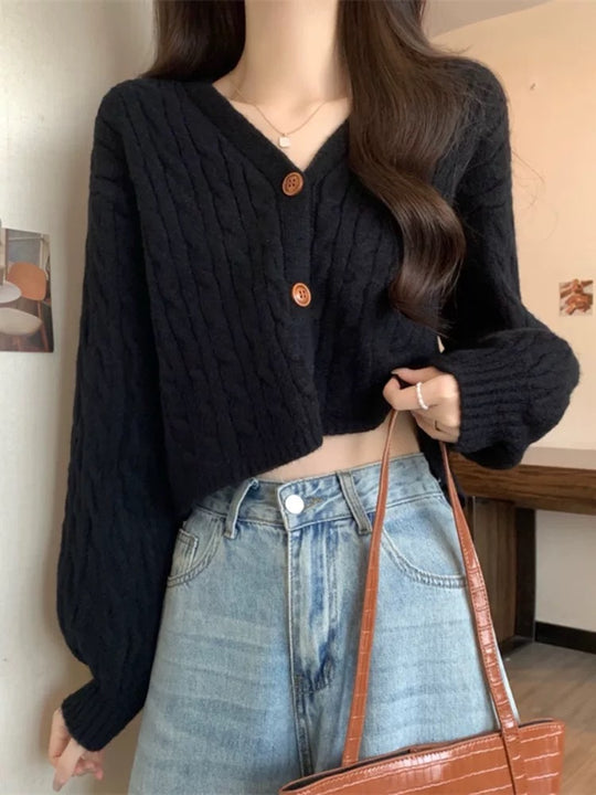 Damen Modischer kurz geschnittener Strick-Cardigan mit Zopfmuster und Knopfdetail EB
