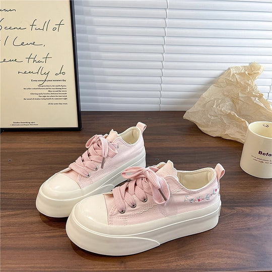 Damen Sneakers mit verspielten Applikationen und elastischer Sohle EB